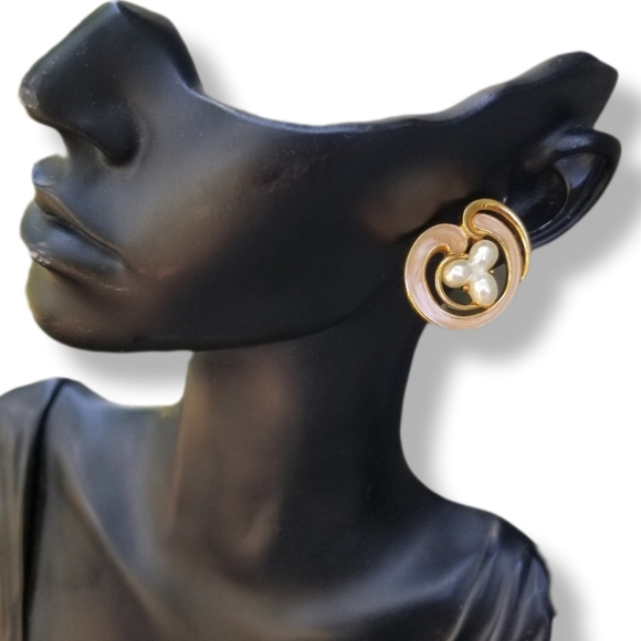 AVON VINTAGE GOLDTONE, SHIMMERY PEACH ENAMEL & FAUX PEARL EARRINGS - Picture 2 of 4